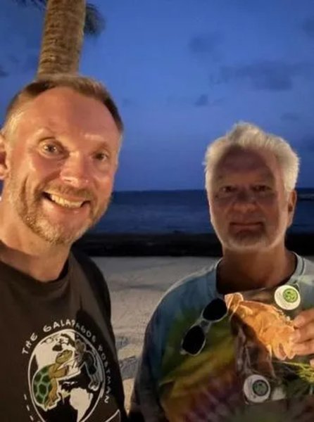 Мужчина путешествует по миру доставляя письма, сбор денег, в память об отце, письма туристов, давняя традиция, решил помочь