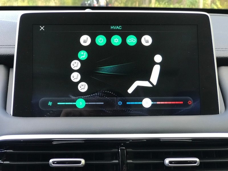 Несподівано: за такого багатого оснащення MG HS СОМ в Україні, в авто стоїть кондиціонер, а не клімат-контроль