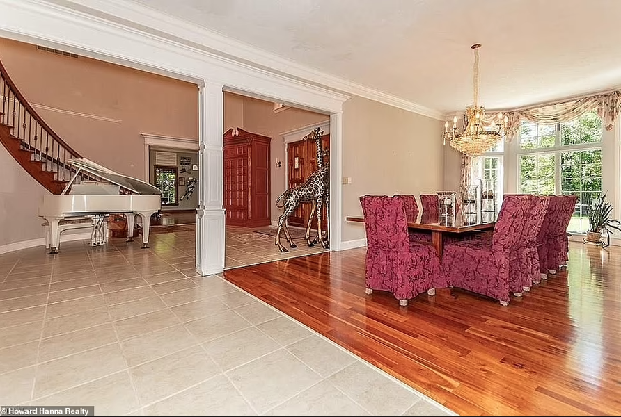 В одній із кімнат – білий рояль та статуя жирафа.