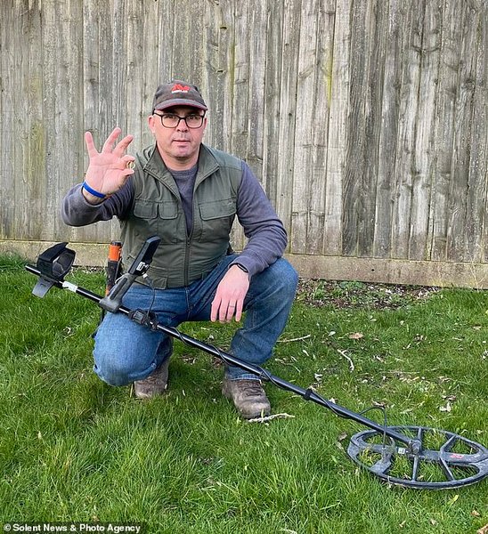 Уильям Нордхофф, металлоискатель, брошь, трава, снимок