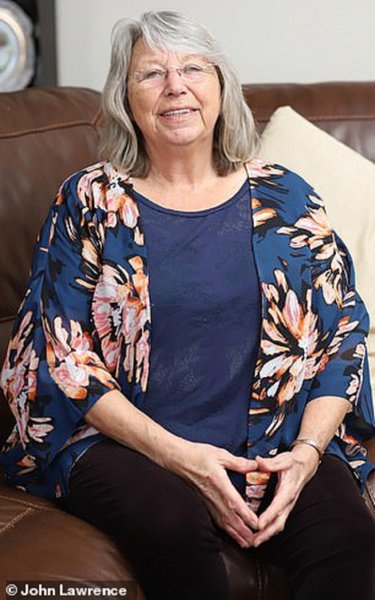 Женщина уменьшила грудь из-за болей, вызванных очками