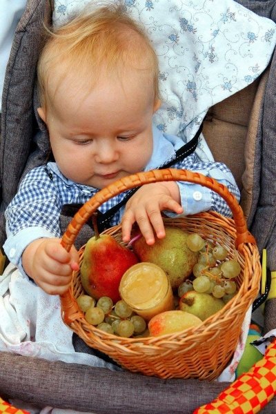 свято Яблучний Спас — малюк з кошиком
