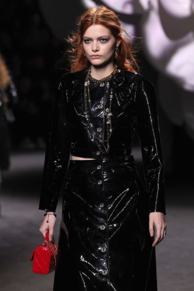Шанел червено Показват снимки на Chanel есен-зима 2023