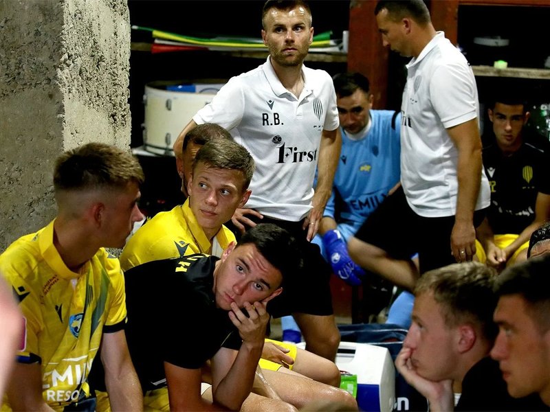 Футболісти в бомбосховищі