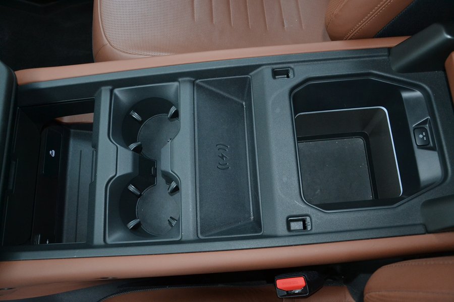 Бокс в подлокотнике дополнен с охлаждением