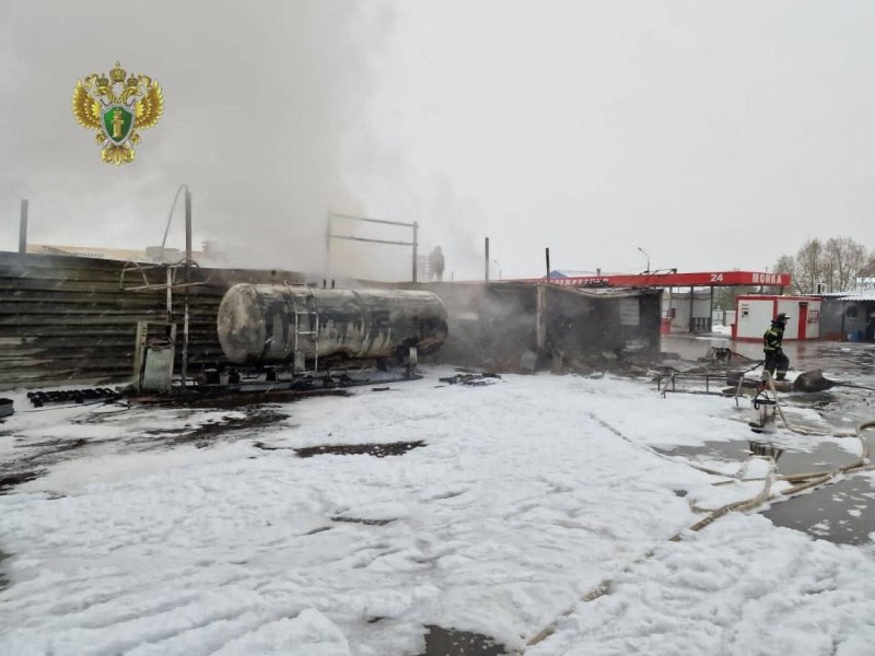 В Москве возле аэропорта "Шереметьево" пожар возле аэропорта "Шереметьево пожар, пожарная машина, Москва