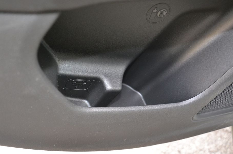 Радиаторная решетка Jeep изображена и на картах задних дверей