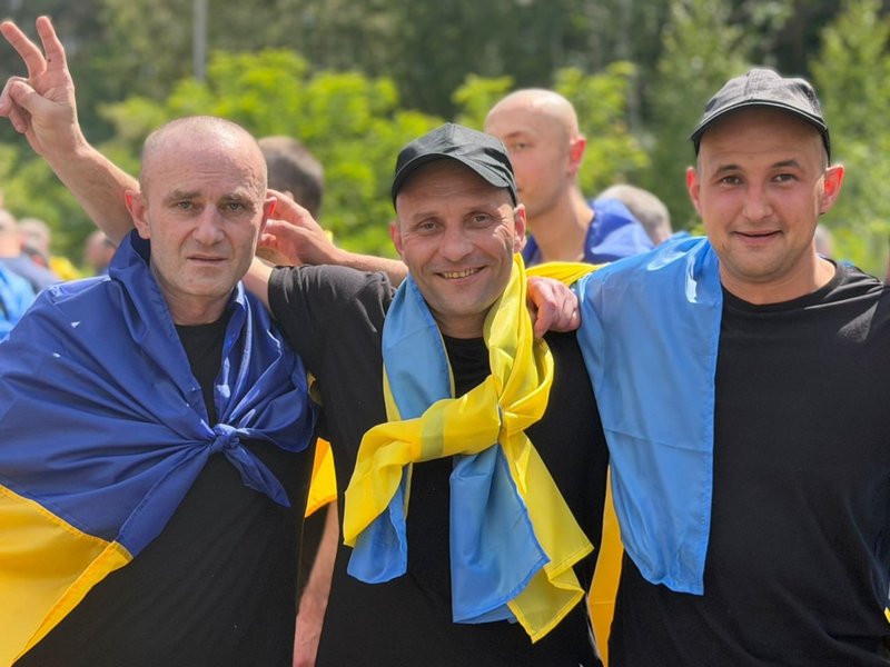 Українські військові повернулися додому з полону