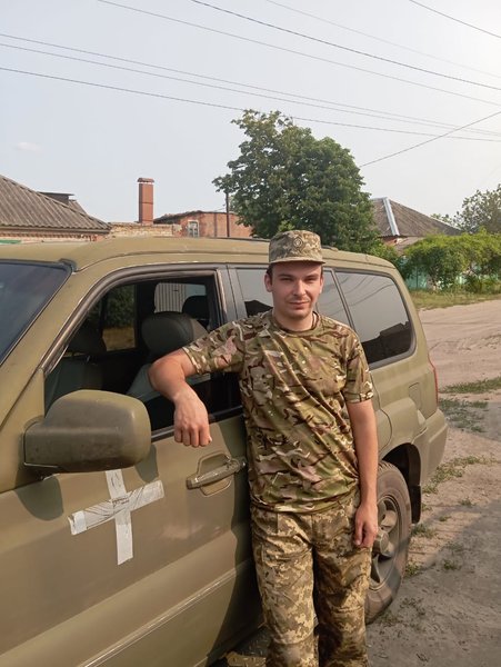 Богдан Бонд стоит возле военного пикапа ВСУ