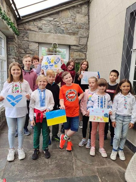 Волонтери з біженцями з України