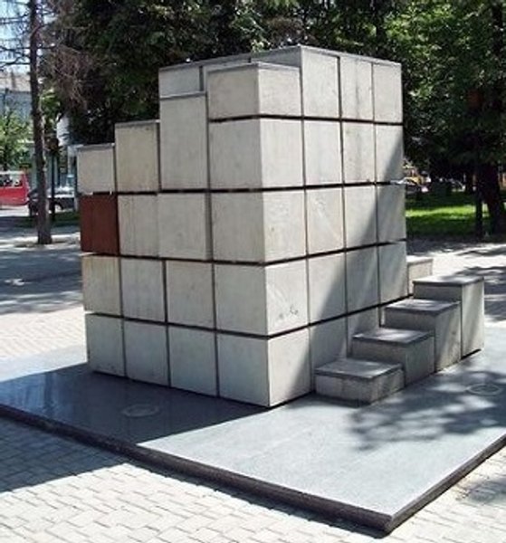   Памятник сахару-рафинаду в Сумах 