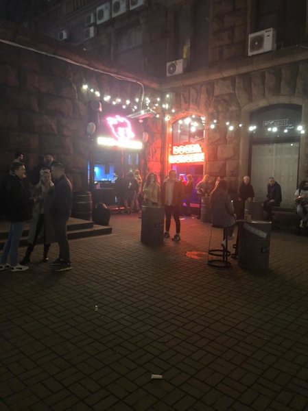 Біля входу одного з ресторану, який порушив карантин