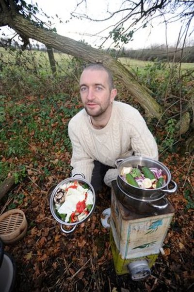 Мужчина живет без денег, жизнь вдали от общества, жизнь за городом, продал дом, раздал имущество, добывает еду, деньги зло
