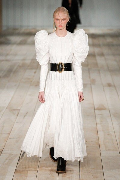 Alexander McQueen, 2020, модный показ, белое платье, экологичность, модные тенденции
