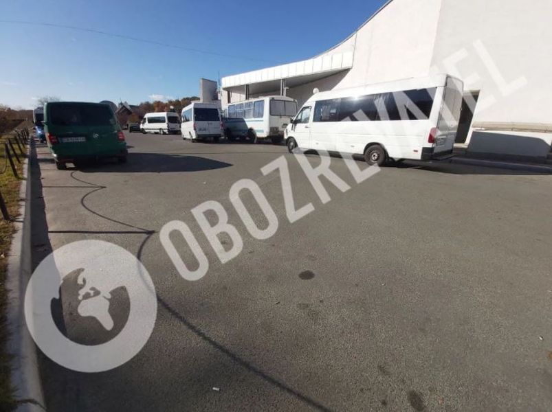 Черга катафалків біля крематорію Києва