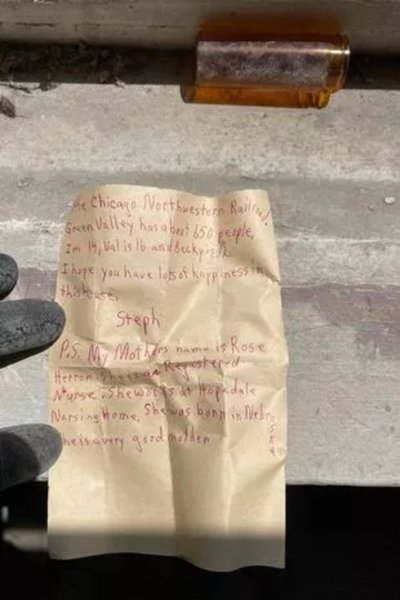 Тесляр знайшов записку в стіні, записка, ремонт будинку, зворушливе послання, записка від підлітка, через роки, залишили підказки