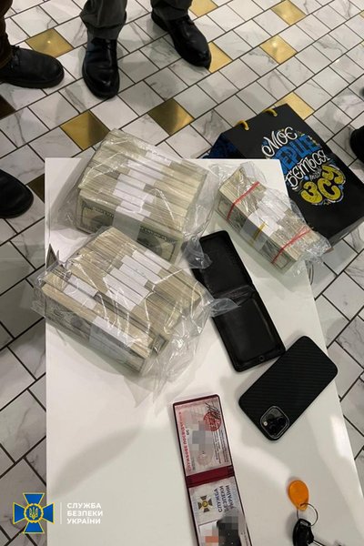 гроші, затримання, документи