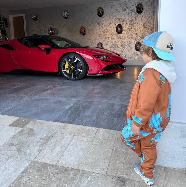 самый молодой автогонщик, Зайн Софуоглу, Ferrari SF90 Stradale, ребенок за рулем