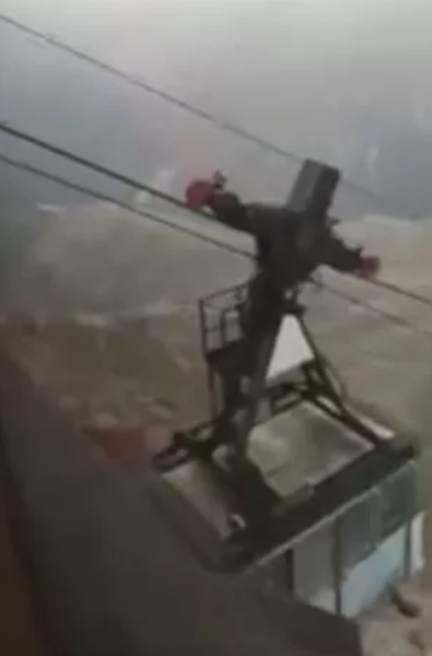 Канатна дорога з туристами ледь не розбилась об скелю, курйози під час мандрівок, туристи застрягли на гірському хребті в Італії