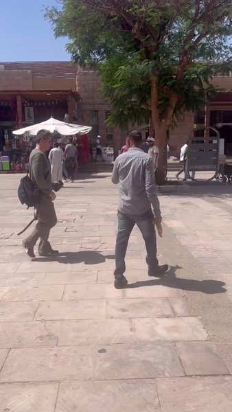 Мужчины пристают к туристам в Египте