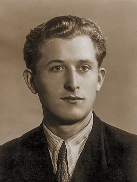 

Иван Марчук родился 12 мая 1936 года в Тернопольской области. Окончил Львовское училище прикладного искусства и Институт прикладного искусства. Автор более 4000 картин и около сотни персональных выставок. В 1965–1968 годах работал в Институте сверхтвердых материалов НАН Украины, с 1968-го по 1984 год — на Киевском комбинате монументально-декоративного искусства. В 1989 году покинул СССР и жил в США, Канаде и Австралии. В 2001-м вернулся в Киев, в 2007-м стал лауреатом Национальной премии им. Шевченко. В списке ста ныне живущих гениев, составленном международной консалтинговой компанией Creators Synectics, Марчук занял 72-е место
