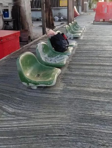 Автобусна зупинка, цемент, бетонне непорозуміння, помилка будівельників, курйози, соцмережі, пасажири сиділи на землі, ремонт зупинки