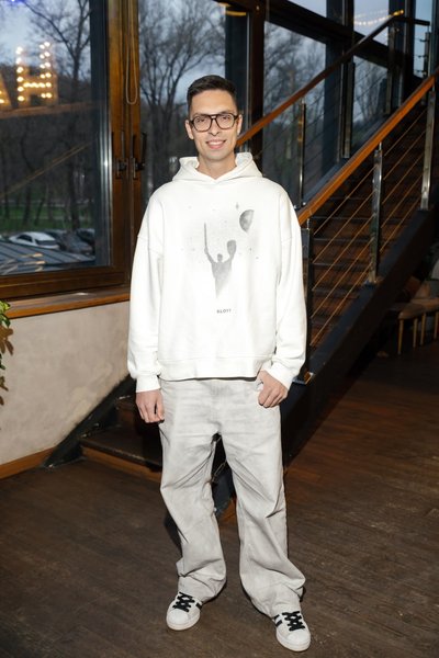 Чтение стихов на берегу Днепра — светская жизнь