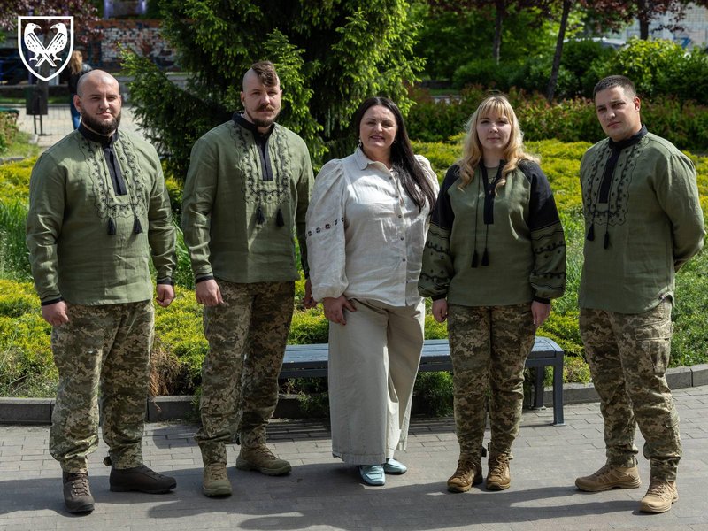 Военная вышиванка имеет "мужской" и "женский" вариант