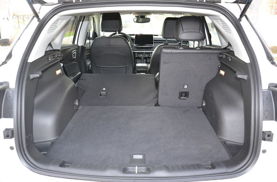 Со сложенными задними сиденьями получается 1270-литровый отсек