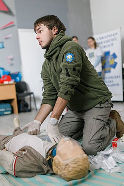 

Ярослав Вус: "Если скорая на мотоциклах есть во всем мире, почему у нас нельзя сделать? Тем более что для Украины это еще актуальнее. Дорогу скорой не уступают, водители паркуются на полосах. В итоге бригады почти никогда не вписываются в установленный норматив"
