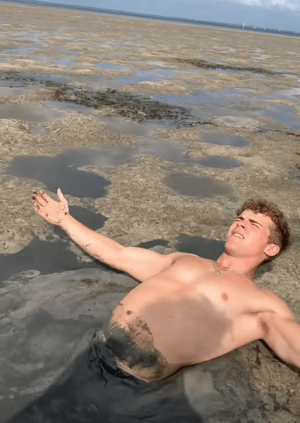 Як вибратися із сипучих пісків, блогер Як вибратися із сипучих пісків, блогер, любитель гострих відчуттів, сипучі піски, брудний пляж, приплив і відлив, лайфхак