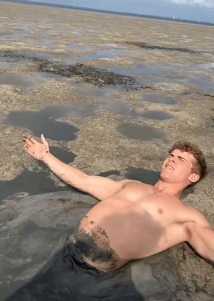 Как выбраться из зыбучих песков, блогер, любитель острых ощущений, зыбучие пески, грязный пляж, прилив и отлив, лайфхак