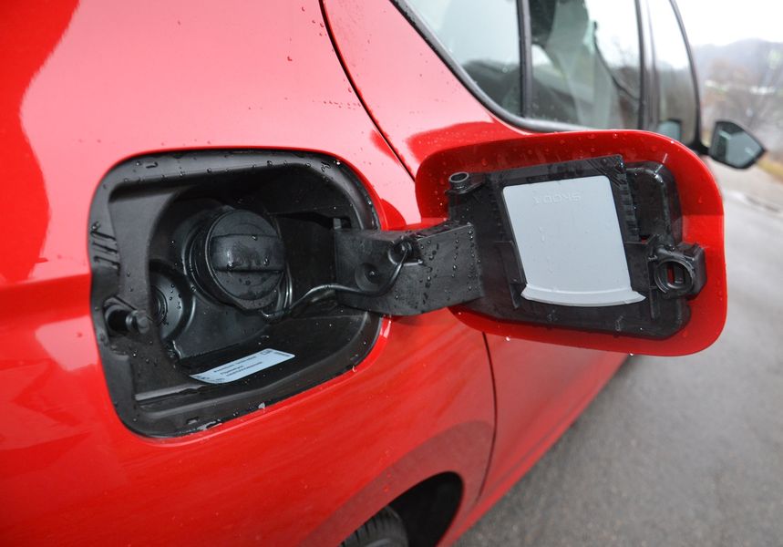 В лючке бензобака спрятан скребок для льда