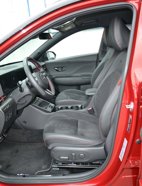 передние сиденья Hyundai Kona, новый Hyundai Kona, кроссовер Hyundai, Hyundai Kona 2025, Hyundai Kona Hybrid