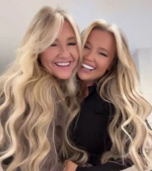 Дочь и мать поразили сеть идентичной внешностью, разница в возрасте у них составляет всего 16 лет