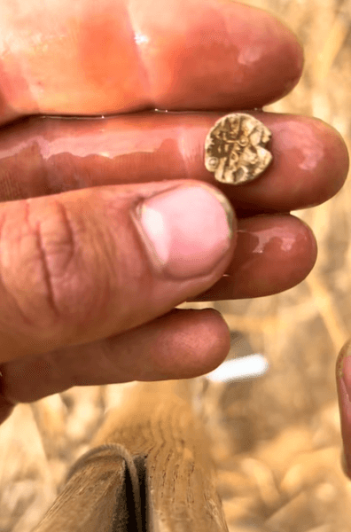 Великий план кельтського золотого статера в руках шукача скарбів, знайденого після шести років пошуків