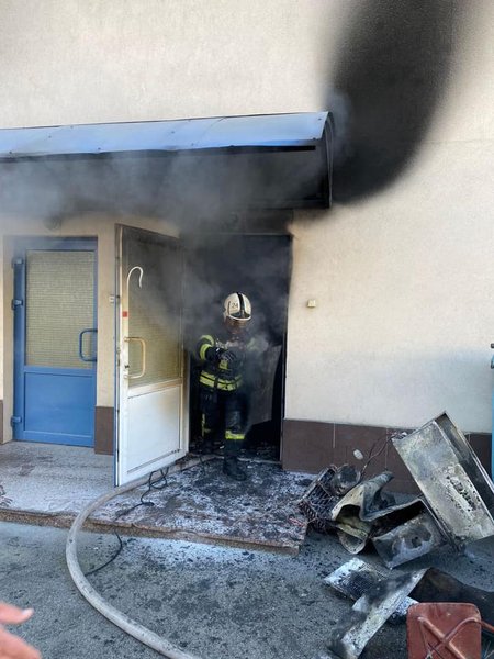 Пожежний біля входу в гімназію