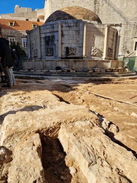 фонтан, Хорватия, Дубровник, источник воды, находка, археологи, ремонт, археология, цистерна, город, землетрясение, брусчатка, инфраструктура, Онофрио