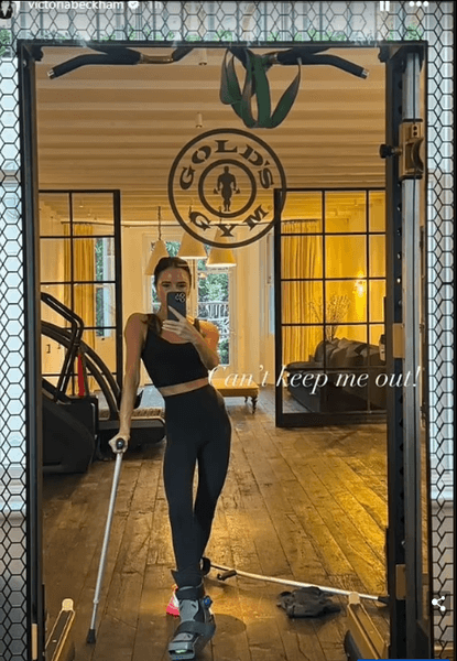 Виктория Бекхэм, модельер, костыли