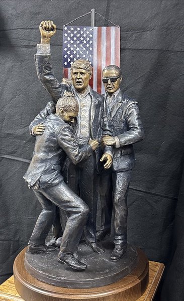 трамп замах статуетка