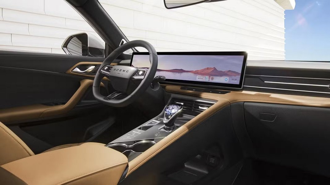 В салоне Roewe RX5 установили 27-дюймовый дисплей