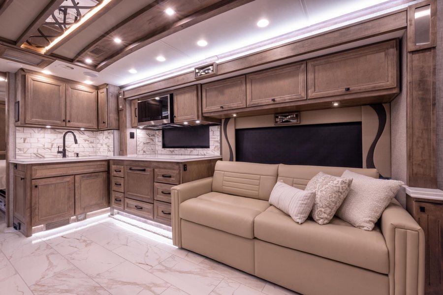 Салон отделан кожей, деревом и мрамором