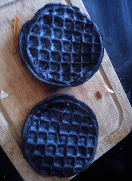 Пожежа на кухні, дим на кухні, вафлі, згорілий сніданок, духовка, горить плита, сильна температура, температура духовки, згорілі вафлі,