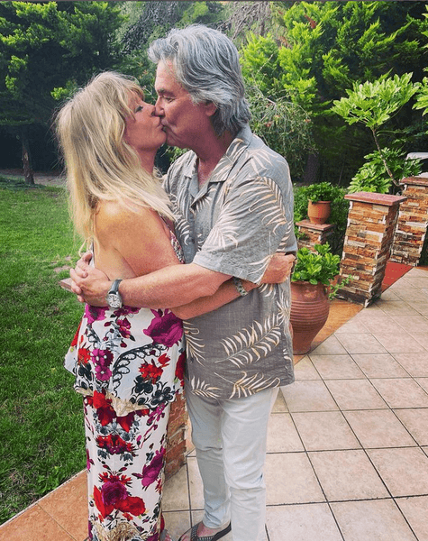 Голди Хоун, Курт Рассел, дорожка, трава