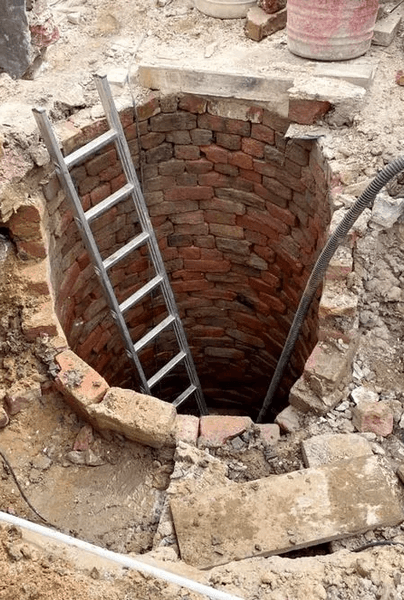 Супруги нашли в доме 200-летний колодец, колодец желаний, необычная находка, ремонт дома, под полом, колец в полу, накрыли стеклом