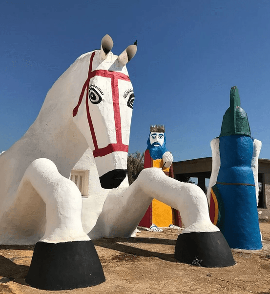 Заброшенный замок, странные статуи, жуткие статуи, бросили гнить, старинная крепость, засыпает мусором,