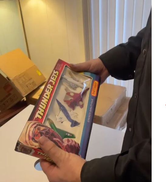 Чоловік знайшов свій подарунок на Різдво майже через пів століття, що було всередині, цікаві історії з життя