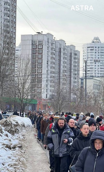 Россияне стоят в очереди в храм, где отпоют Навального
