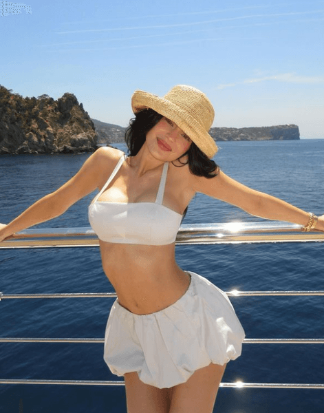 Кайли Дженнер, море, яхта, скалы