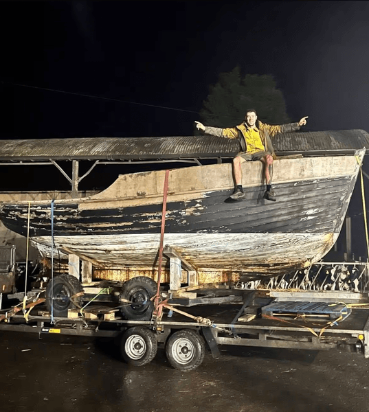 Дерев'яний піратський корабель на причепі, куплений чоловіком на eBay для створення незвичайного будинку